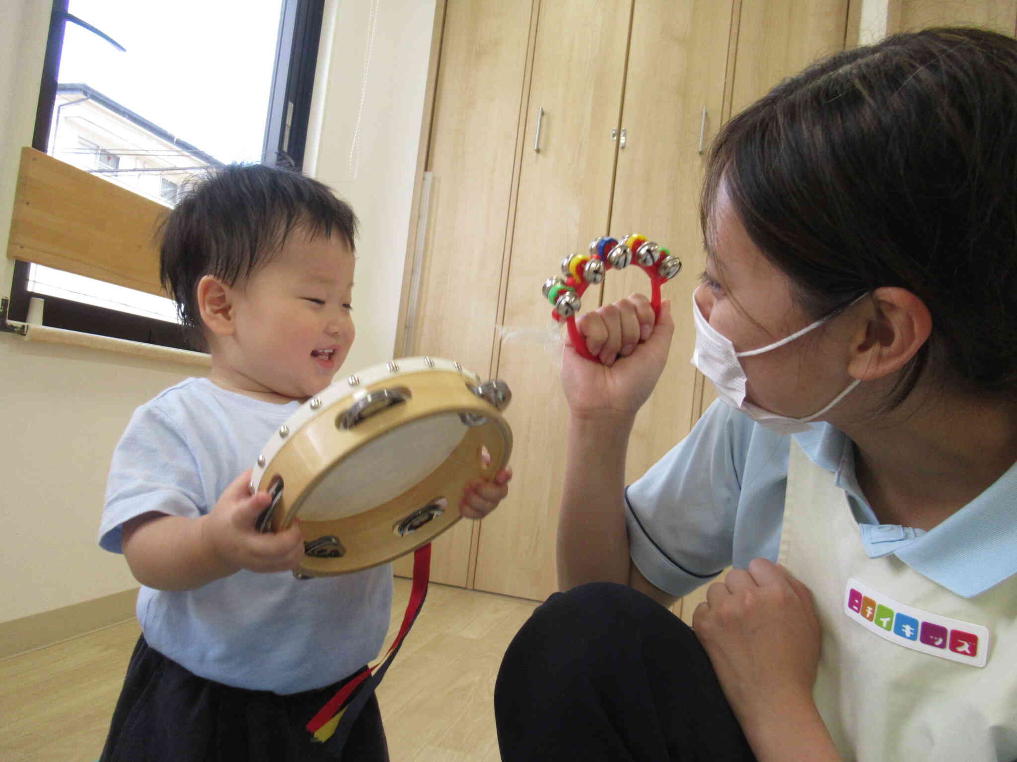楽器で遊んだよ♪（ひよこ組）｜ニチイキッズ柏原保育園｜ニチイキッズ